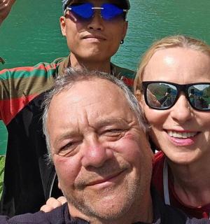 船上有一男一女带着一个孩子