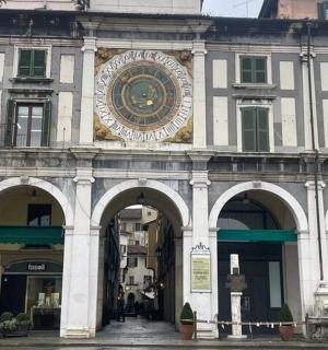 侧面有钟的建筑物