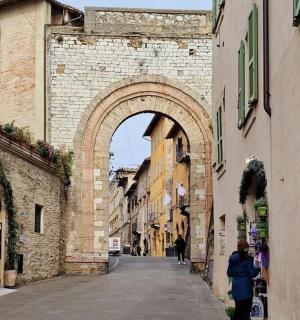 an archway in an alley between two buildings