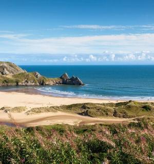 以海洋为背景的沙滩