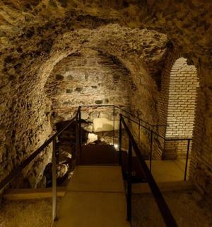 洞穴里的楼梯，有石墙