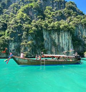 山前水中的一艘船