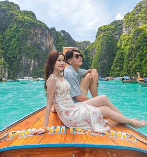 muž a žena sedící na lodi ve vodě