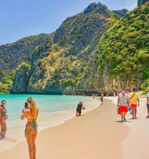 一群人站在海滩上