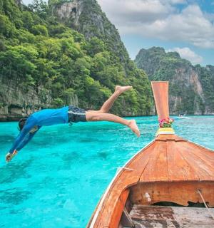 从船边跳入水中的人