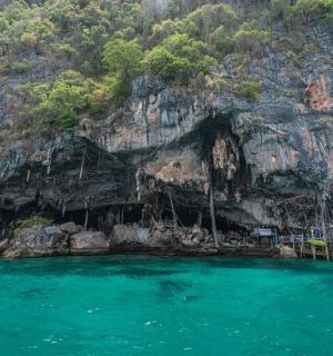 山腰上的一个洞穴，水很蓝