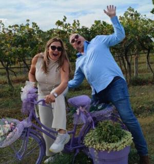 muž a žena stojící vedle fialového kola