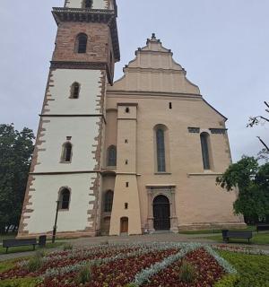 一座有塔楼和钟楼的教堂