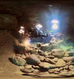 motorka letící v noci nad hromadou kamení