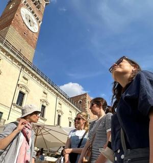 一群人站在一座钟楼前