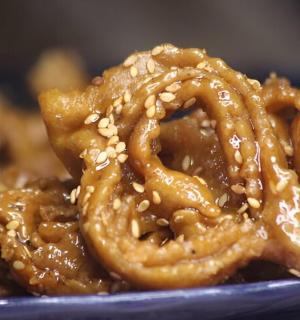 hromada jídla se sezamovými semínky na modrém talíři