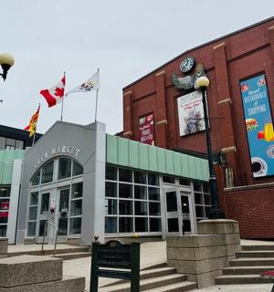 一座顶上挂着旗帜的建筑物