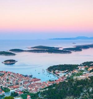 uma vista aérea de uma pequena ilha em um corpo d'água
