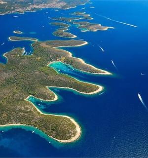 um grupo de ilhas na água