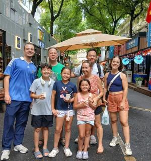 一家人在城市街道上合影