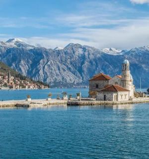 位于水域中央、有灯塔的岛屿