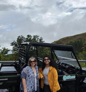 两名妇女站在卡车后面