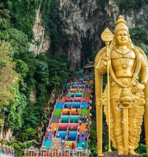 velká zlatá socha před horou