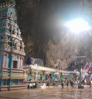 velká budova s hodinovou věží v noci