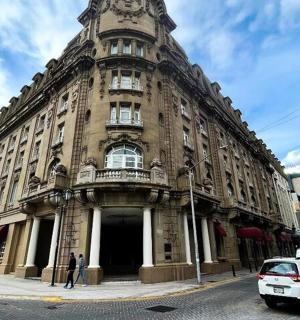 城市街道上的一栋大楼，前面停着汽车