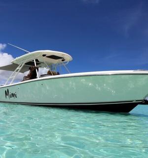 una barca seduta nell'acqua dell'oceano