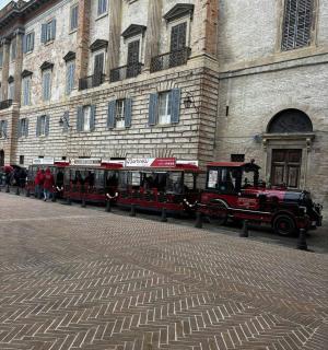 一列停在建筑物前的小火车