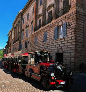 一辆小火车停在一栋建筑旁边