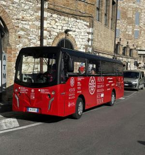 停在路边的一辆红色巴士