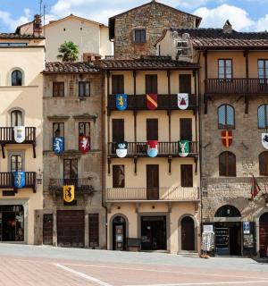 skupina budov na městské ulici