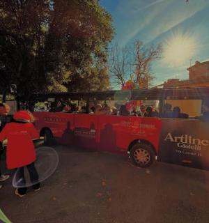 skupina lidí stojících před autobusem