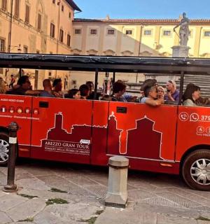 červený autobus plný lidí na ulici