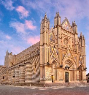 une grande cathédrale avec un ciel bleu en arrière-plan