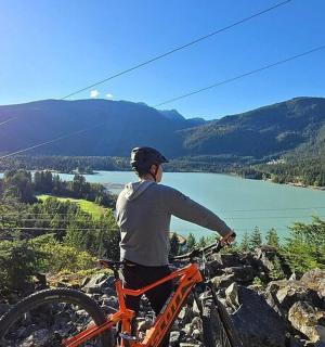 一名男子在山顶上骑自行车