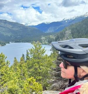 žena v helmě se dívá na jezero