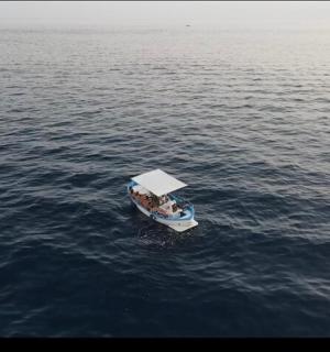 un gruppo di persone su una barca in acqua