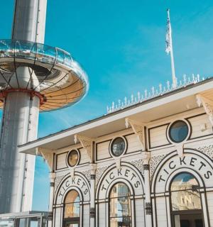 一座顶部有塔的建筑物