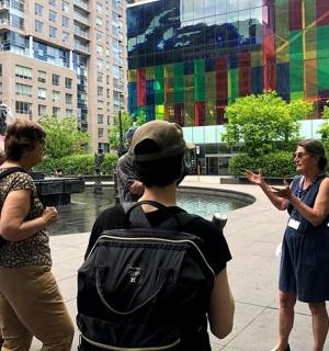 一群妇女站在城市喷泉周围