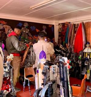 一群人站在商店里