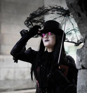 戴着帽子和雨伞的女人