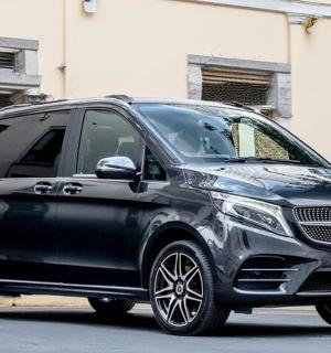 一辆黑色奔驰 SUV 停在街上