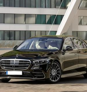 一辆黑色轿车在街上行驶