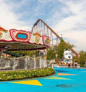 游乐园里的嘉年华游乐设施