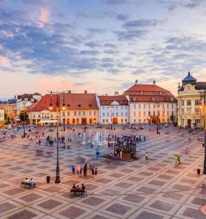 一群人在城市广场上散步