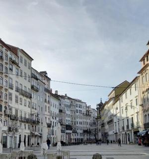 有建筑物和行人的城市街道