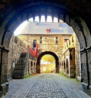 一座古老的石头建筑中的拱门，建筑