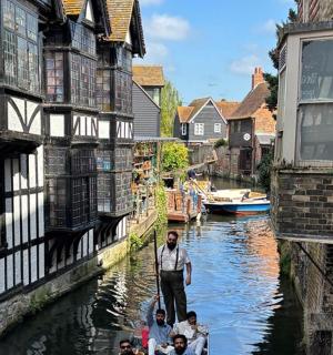 一群人在运河上的船里