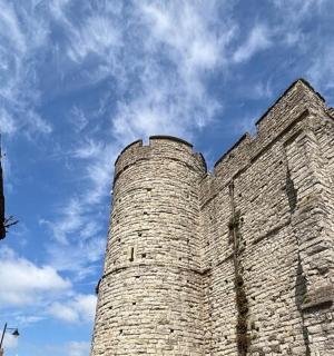 一栋高大的砖砌建筑，背景是天空