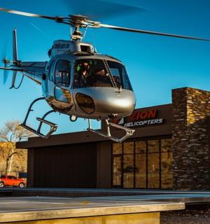 一架直升机正在一栋建筑物上空盘旋