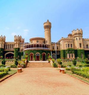 一座前面有楼梯的大楼