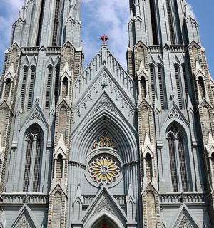 一座有两座塔楼和一座钟的大教堂